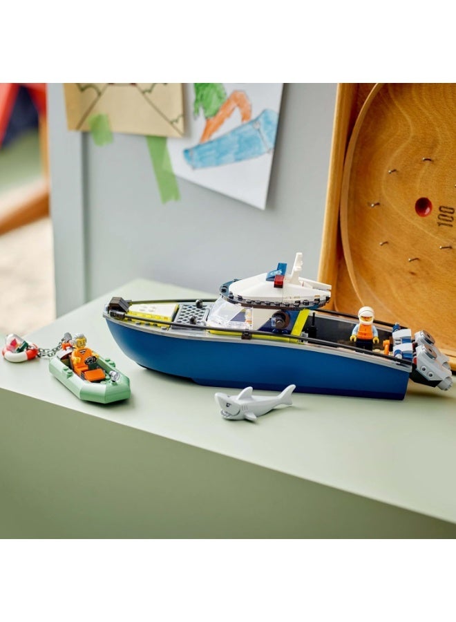 LEGO مجموعة مطاردة قارب الشرطة من LEGO City - تشمل 2 لعبة قارب، 3 شخصيات مصغرة وشكل سمكة قرش - هدية للأطفال من 6 سنوات فما فوق - 60456 - Image 4